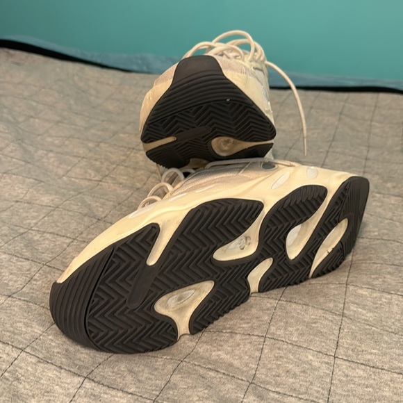 Yeezy 700 V1 Analog - Picture 4 of 9